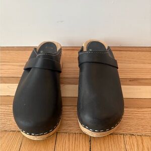 Sven Black Leather Clogs